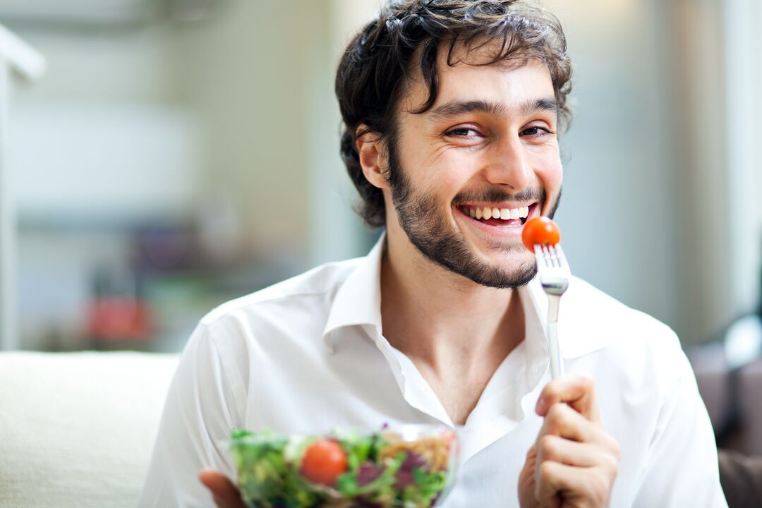 los hombres comen verduras para potenciar